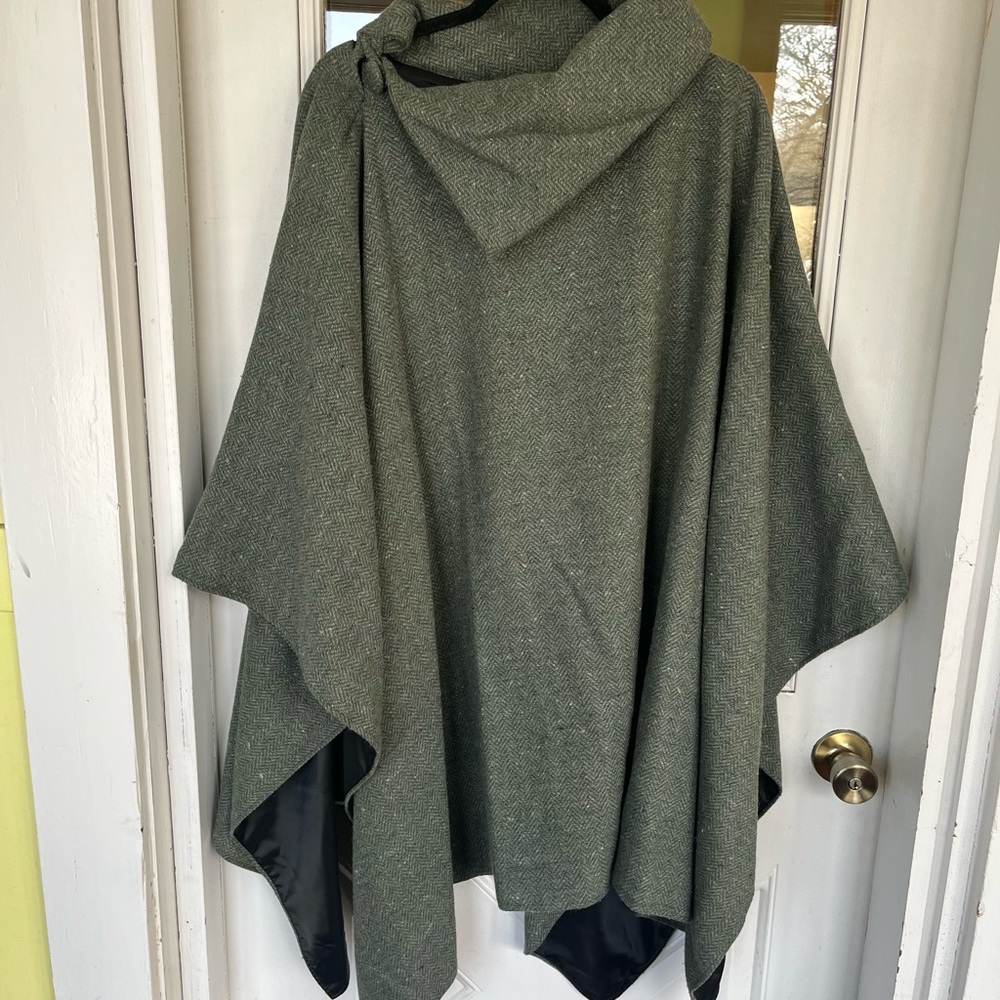 100% Donegal Tweed Wool Cape – Made in Ireland – Green Herringbone, Lined
